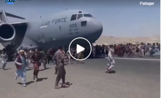 Des milliers d’afghans abandonnés par les Etats-Unis essaient désespérément d’obtenir une place dans un avion militaire pour fuir le pays, allant jusqu’à s’accrocher à une aile.