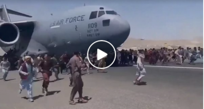 Des milliers d’afghans abandonnés par les Etats-Unis essaient désespérément d’obtenir une place dans un avion militaire pour fuir le pays, allant jusqu’à s’accrocher à une aile.
