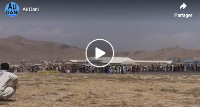 L’armée américaine continue de tirer sur la foule désespérée à l’aéroport de Kaboul