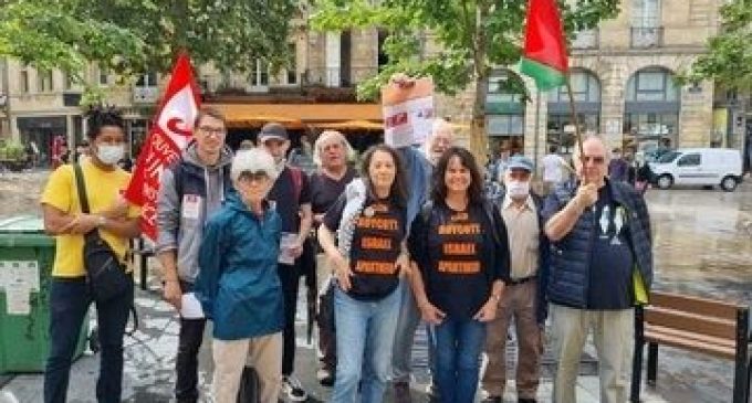 Hier, des militants pro-palestiniens ont participé à une veillée en France contre le parrainage par Puma de l’Association israélienne de football pour l’apartheid.