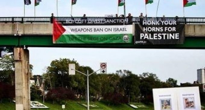 Des militants pro-palestiniens ont hissé des drapeaux de la Palestine au pont canadien