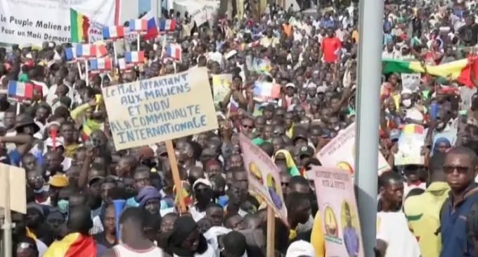 Les Maliens protestent contre la présence militaire française et appellent au retrait des troupes