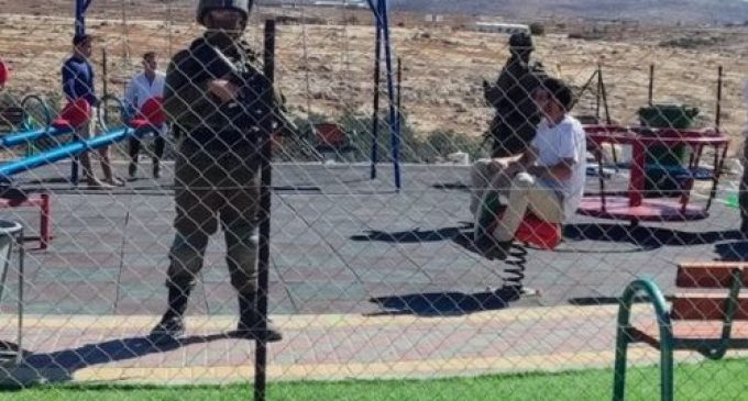 Les colons israéliens s’emparent d’un terrain de jeu pour les enfants palestiniens et sont protégés par l’armée israélienne.