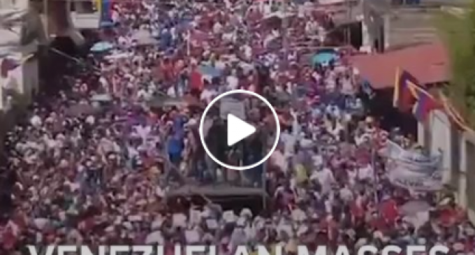 Venezuela avec des foules à perte de vue, les Vénézuéliens se sont rassemblés dans les rues pour soutenir le gouvernement bolivarien avant les prochaines élections du 21 novembre.