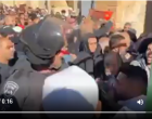 Un soldat israélien attaque brutalement un enfant palestinien à la mosquée Al-Aqsa, lui assénant un coup de matraque en pleine tête.