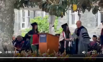 L’étudiante palestinienne Nooran Alhamdan a brandi le drapeau palestinien et refusé de serrer la main du secrétaire d’État américain Anthony Blinken, lors de sa cérémonie de remise des diplômes à l’université de Georgetown à Washington.