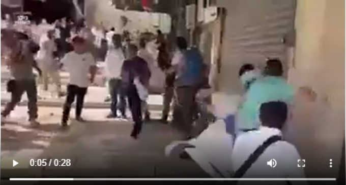 Les colons Israéliens tabassant une vieille dame pour la « marche de la haine » annuelle.