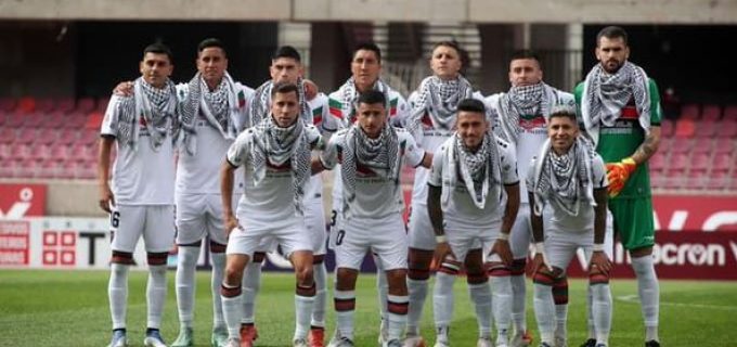 Les footballeurs du Club chilien Deportivo Palestino portant le keffieh palestinien traditionnel lors du match d’aujourd’hui à La Serena, au Chili.