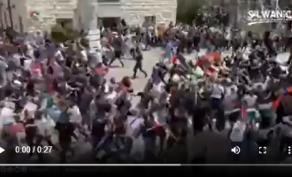 Les forces d’occupation israéliennes chargent les funérailles de la journaliste Shireen Abu Aqla abattue mercredi.