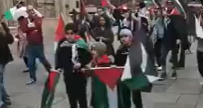 Regarder | Une marche du drapeau palestinien à Vienne, en Autriche, a eu lieu aujourd’hui pour soutenir le peuple palestinien contre la « marche du drapeau » israélienne provocatrice et les hostilités dans les territoires occupés.