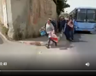Les colons sionistes s’accaparent des maisons des palestiniens à Hebron pendant que les propriétaires participent aux funérailles de la journaliste Shirin d’aljazeera assassinée par l’armée d’occupation sioniste pendant son service