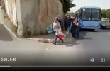 Les colons sionistes s’accaparent des maisons des palestiniens à Hebron pendant que les propriétaires participent aux funérailles de la journaliste Shirin d’aljazeera assassinée par l’armée d’occupation sioniste pendant son service
