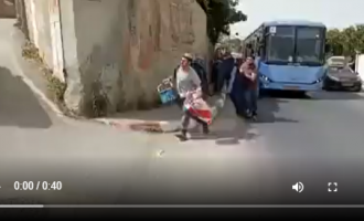 Les colons sionistes s’accaparent des maisons des palestiniens à Hebron pendant que les propriétaires participent aux funérailles de la journaliste Shirin d’aljazeera assassinée par l’armée d’occupation sioniste pendant son service