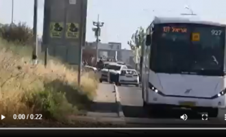 Palestine occupée : un chauffeur de bus sioniste tente d’écraser un journaliste palestinien