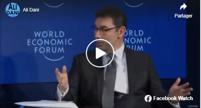 Le PDG de Pfizer, Albert Bourla, explique la nouvelle technologie Pfizer à Davos : les « pilules ingérables » avec une minuscule puce qui envoie un signal sans fil aux autorités compétentes lorsque le médicament a été digéré. Imparable ! La population serait vaccinée infailliblement