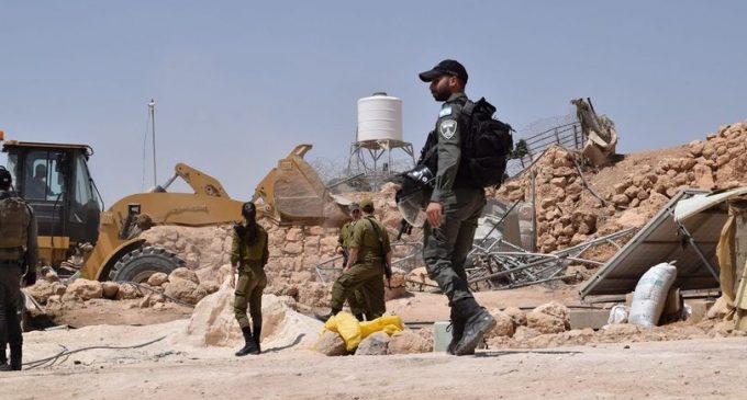 Aujourd’hui, un soldat est entré à Taban, village de Masafer Yatta, et a donné aux habitants des ordres de démolition pour tous leurs biens : maisons, puits, routes, à détruire cette semaine.
