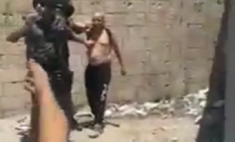 Les forces d’occupation israéliennes arrêtent un enfant palestinien dans le quartier d’Ein Alawzah à Silwan, à l’est de Jérusalem.