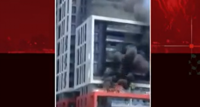 Un bâtiment de la colonie de Sderot percuté de plein fouet par un obus de la résistance, tiré depuis Gaza, et y causant des dégâts considérables