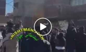 La propagande occidentale n’a aucune réponse à la raison pour laquelle ces Iraniens sont si heureux de voir la police anti-émeute !