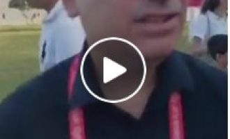 Un journaliste israélien bien connu pris de panique lorsqu’il a été confronté à des supporters de l’Iran. Avec la peur sur son visage, il ment et dit qu’il est allemand.