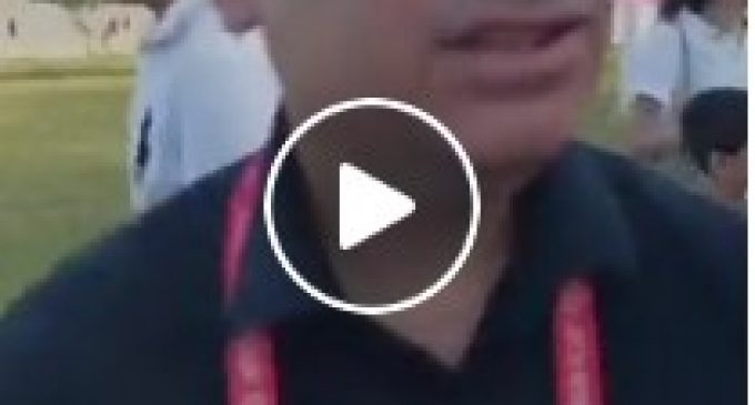 Un journaliste israélien bien connu pris de panique lorsqu’il a été confronté à des supporters de l’Iran. Avec la peur sur son visage, il ment et dit qu’il est allemand.