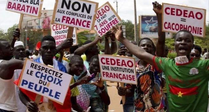 Après le Mali, le Burkina Faso suspend la chaîne française RFI