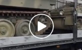 L’OTAN envoie du matériel militaire lourd en Ukraine transporté par des camions civils.Les criminels de guerre sont toujours égaux à eux-mêmes…