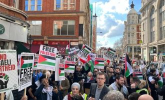 Devant l’ambassade d’Israël à Londres pour condamner la violence barbare d’Israël contre les Palestiniens à la mosquée Al-Aqsa, à Gaza et dans toute la Palestine occupée.