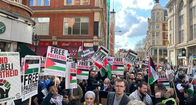 Devant l’ambassade d’Israël à Londres pour condamner la violence barbare d’Israël contre les Palestiniens à la mosquée Al-Aqsa, à Gaza et dans toute la Palestine occupée.