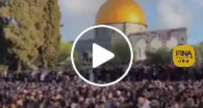 Prière de milliers de palestiniens devant les Mosquée d’Alqsa et de Qods