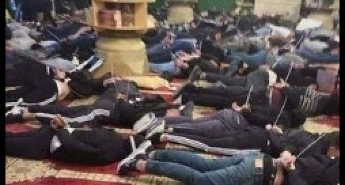 Les forces d’occupation israéliennes attaquent et arrêtent en masse 400 fidèles palestiniens à la mosquée Al-Aqsa, 3e lieu saint de l’Islam, en plein mois de Ramadan, et les numérotent comme du bétail.