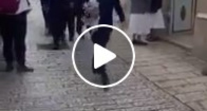 Des sionistes crachent sur des nonnes sur les terres de Jésus-Christ.