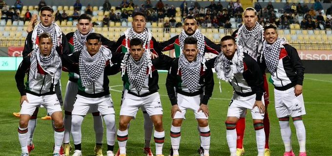 Le Club Deportivo Palestino du Chili est solidaire du peuple palestinien, célébrant la Journée mondiale du keffieh lors de son entrée contre Everton de Viña del Mar.