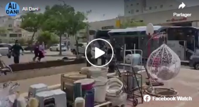 Regardez : Les colons israéliens fuient alors que les sirènes hurlent près de Jérusalem occupée en raison des roquettes artisanales palestiniennes lancées en réponse à l’agression brutale d’Israël contre la bande de Gaza, aujourd’hui.