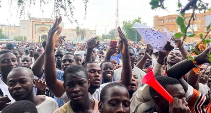 La France va commencer à évacuer les citoyens du Niger après les attaques contre les ambassades