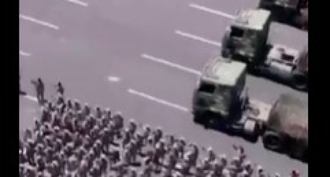 AnsarAllah, au Yémen, organise un défilé militaire massif